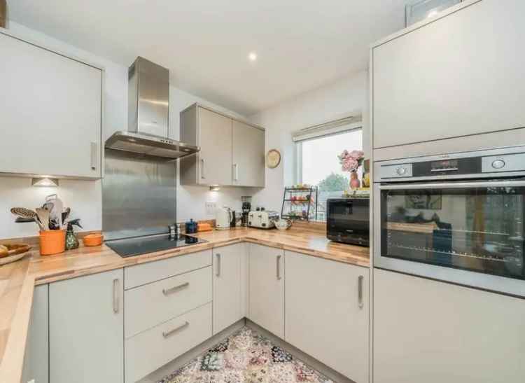 Flat For Sale in London, England