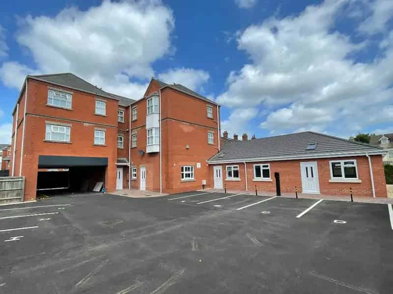 2 Bed Lincoln City Centre Apartment Modern Open Plan Gated Parking