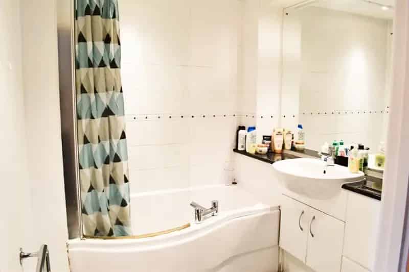 2 Bedroom Salford Apartment Furnished Parking Available July