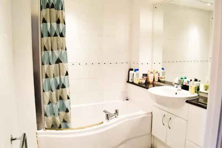 2 Bedroom Salford Apartment Furnished Parking Available July