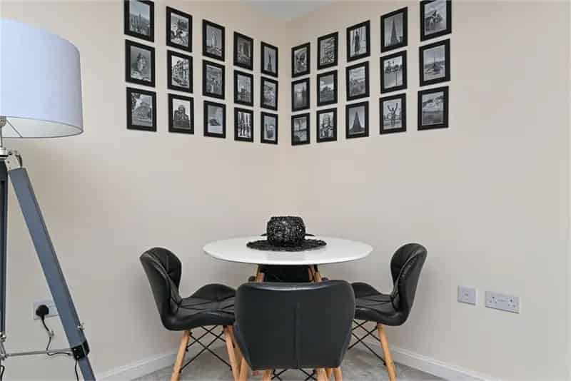 2 Bed Flat - Second Floor with 1 Reception Room