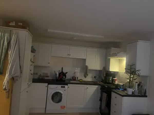 Aldershot 2-Bedroom Flat with Lift and Courtyard