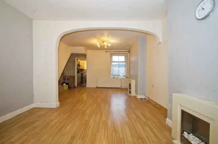 3 Bedroom Terraced House Near Schools and Amenities