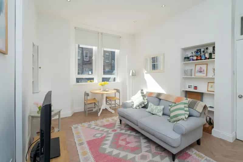 2 Bedroom Flat for Sale in Tollcross, Edinburgh