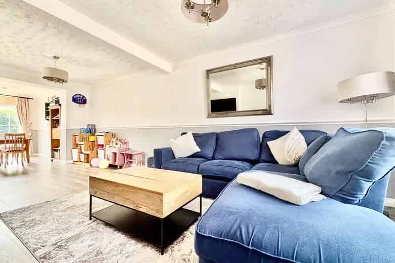 4 Bed House with Garden Garage and Parking Near Amenities