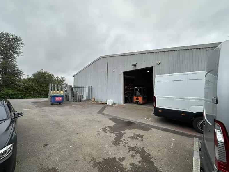 Industrial Unit with Mezzanine  3307 sq ft