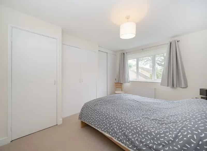 Spacious 1-Bedroom Apartment with Communal Garden and Share of Freehold