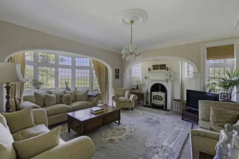 8 Bedroom Detached House for Sale