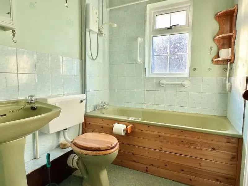 2 Bed Town Centre Cottage - Modernisation Needed