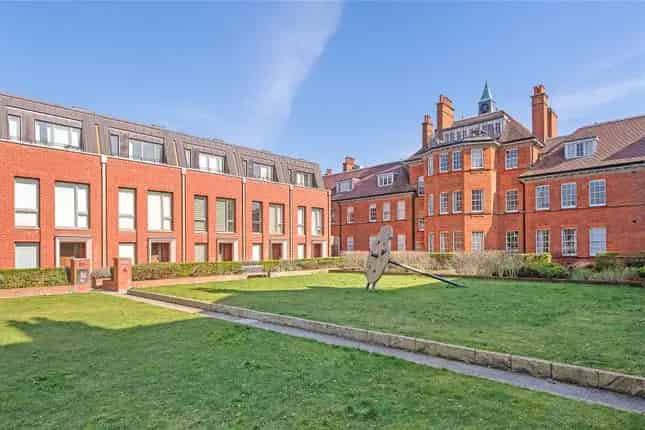 Hampstead Townhouse for Sale - Four Floors, Private Terrace, Pool Access