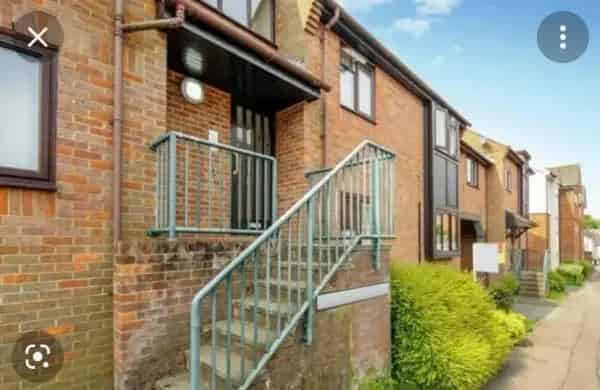 2 Bedroom Flat 1st Floor Parking Available