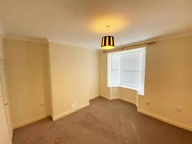 Spacious 1-Bedroom Ground Floor Flat Near Town Centre