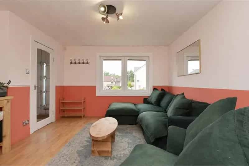 3 Bed Semi Detached House with Garden and Driveway