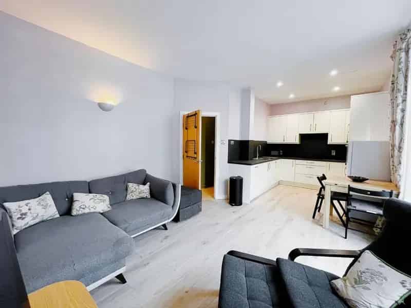 2 Bedroom Penthouse Apartment Financial District Near Train Station