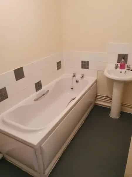 Spacious 1-Bed Apartment near Train Station