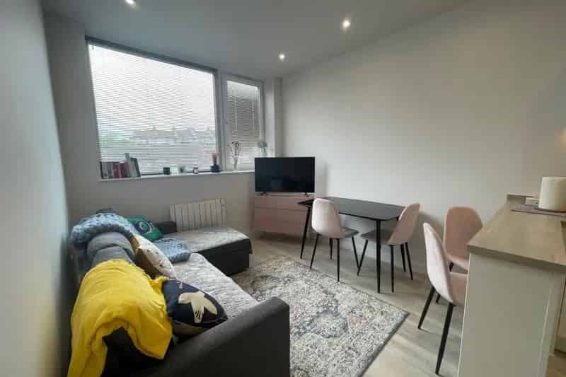 One Bedroom Apartment Near Town Centre Train Station