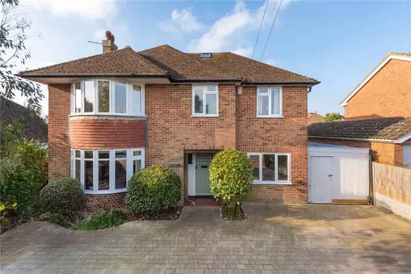 3 Bedroom House in Waltham Delightful Garden Family Home