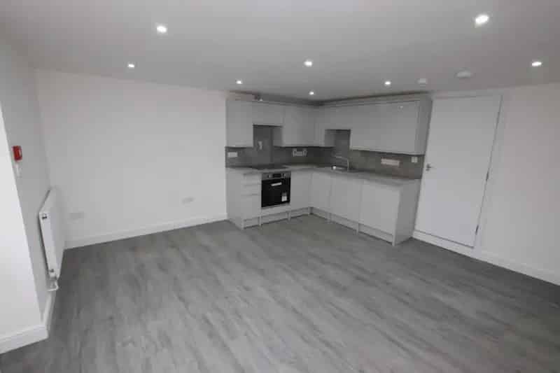 Newly Redecorated One Bedroom Basement Flat Near Reading Town Centre