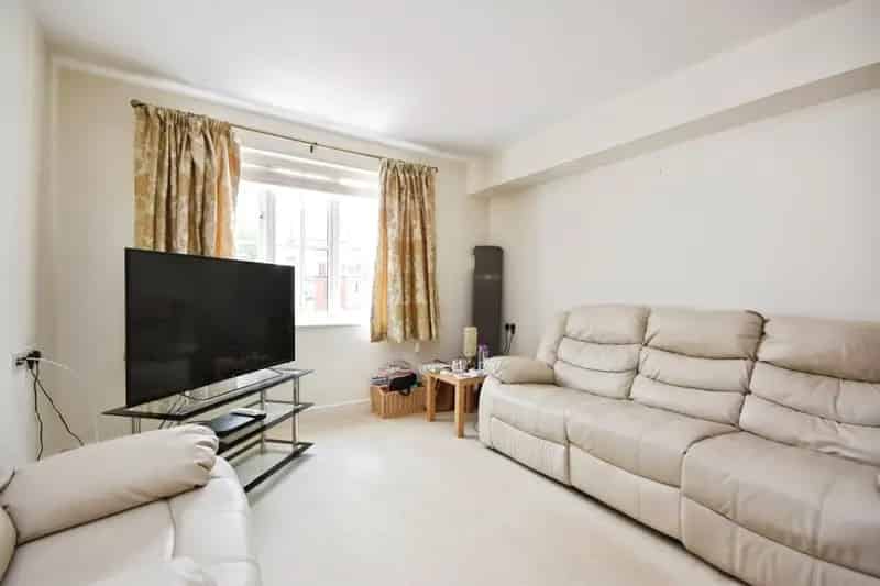 2 Bed 2 Bath Retirement Apartment with Communal Gardens and Parking