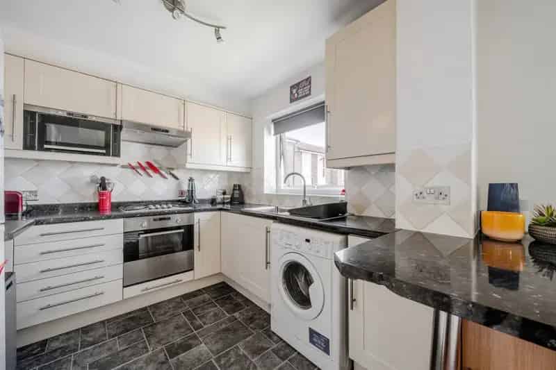 Spacious First Floor Flat in London Colney No Onward Chain