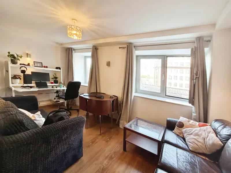 Flat
 To Let