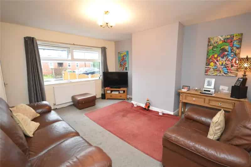Two Bedroom End Terrace House with Large Garden Near M62 and M1