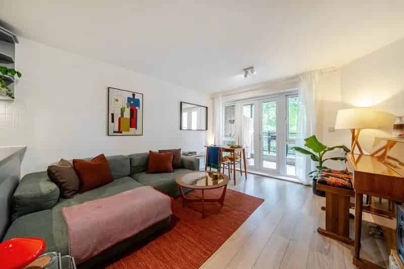 Stunning 2-Bed Apartment above Burgess Park