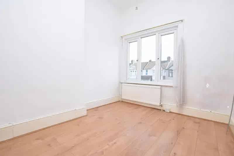 4 bedroom House
 To Let 
Total Size: 1194 SQ FT