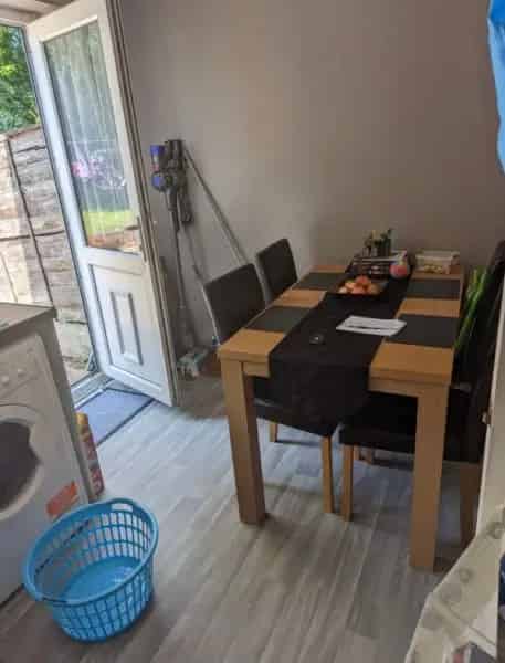 2 Bed Semi-Detached House Large Garden Parking