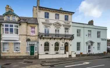 10-Bedroom Boutique Hotel Townhouse near Beaches