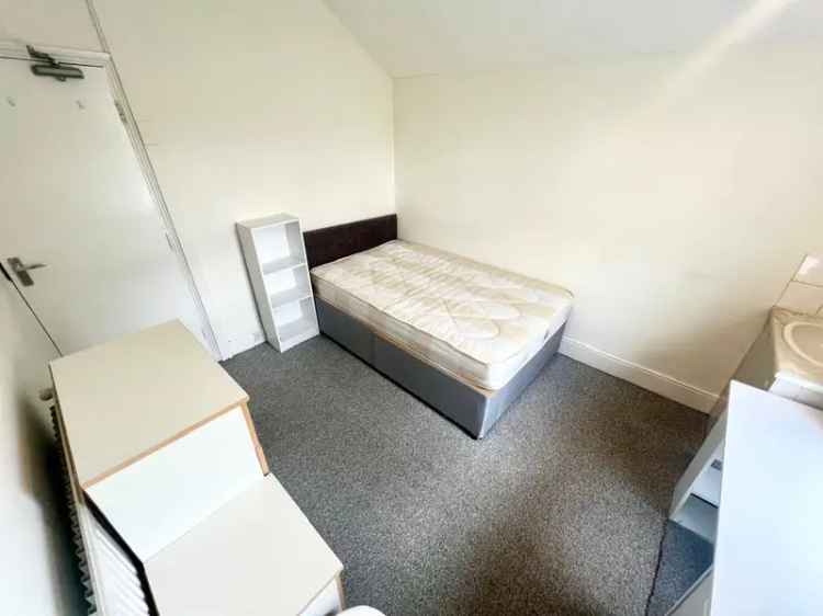 All Bills Included Furnished Double Room in 5 Bedroom House