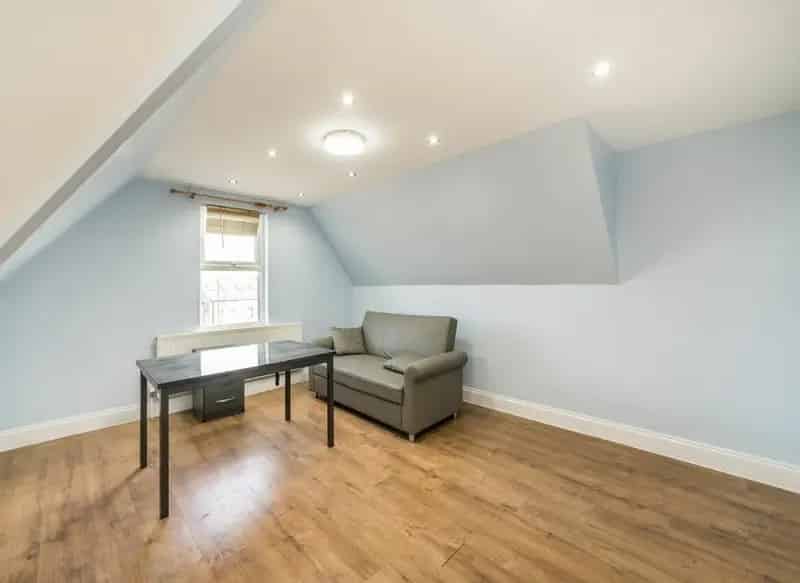 One Double Bedroom Period Conversion Flat - Off Street Parking - Chain Free