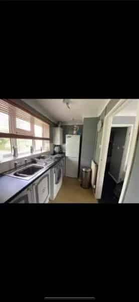 Large First Floor Flat Near Shops and Train Station