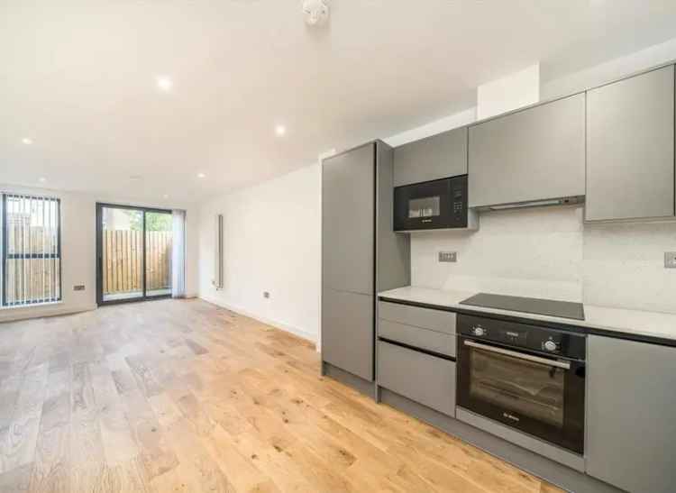 Large Double Bedroom Apartment Near Tooting Stations