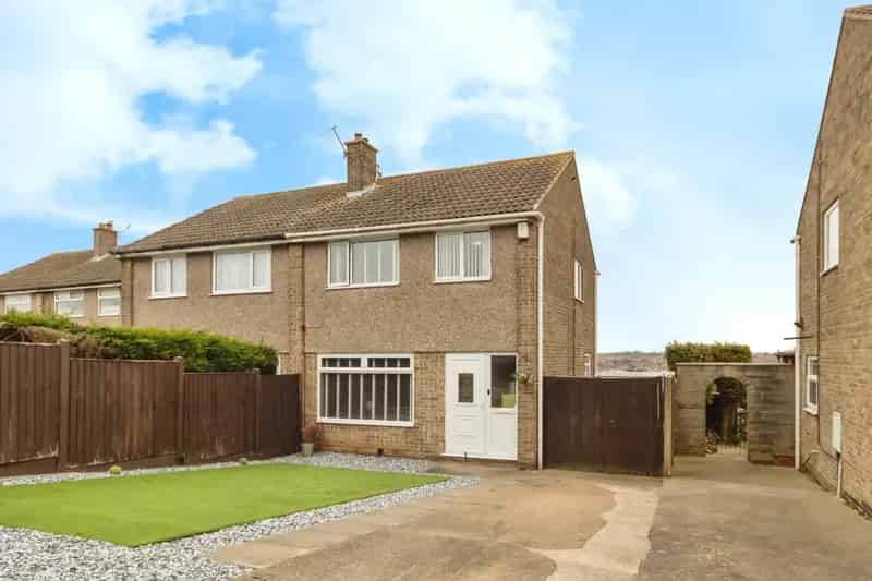 Spacious Semi Detached Family Home with Garage and Stunning Views