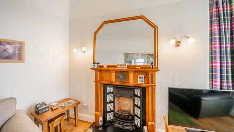 Spacious Top Floor Flat Near Glasgow City Centre