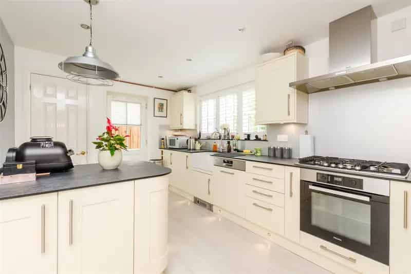 6 bedroom detached house for sale