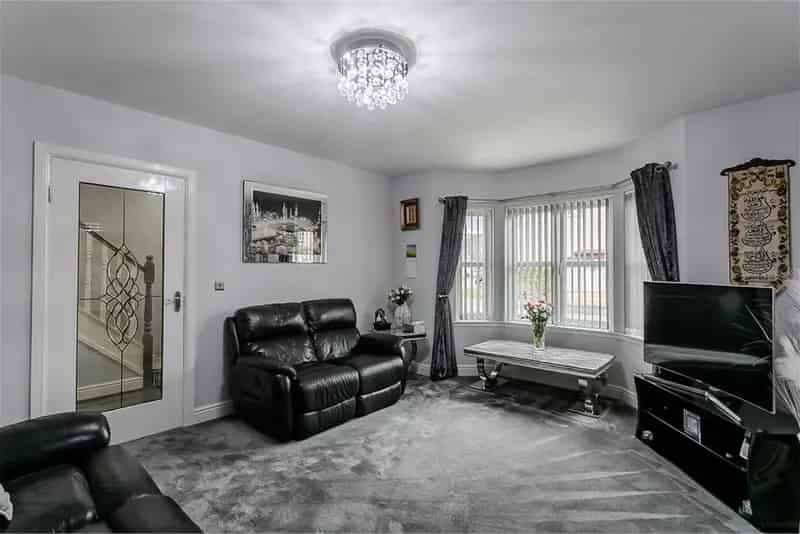 4 Bed Detached House with Double Garage and Landscaped Gardens