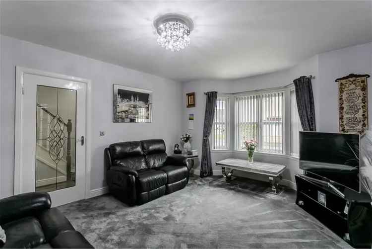 4 Bed Detached House with Double Garage and Landscaped Gardens