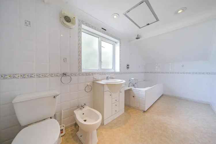3 Bedroom Detached Chalet Bungalow Near Amenities