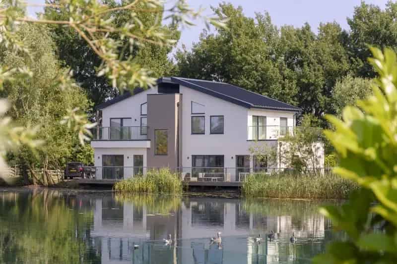 4 Bedroom Detached Lakeside Lodge Cotswold Lakes