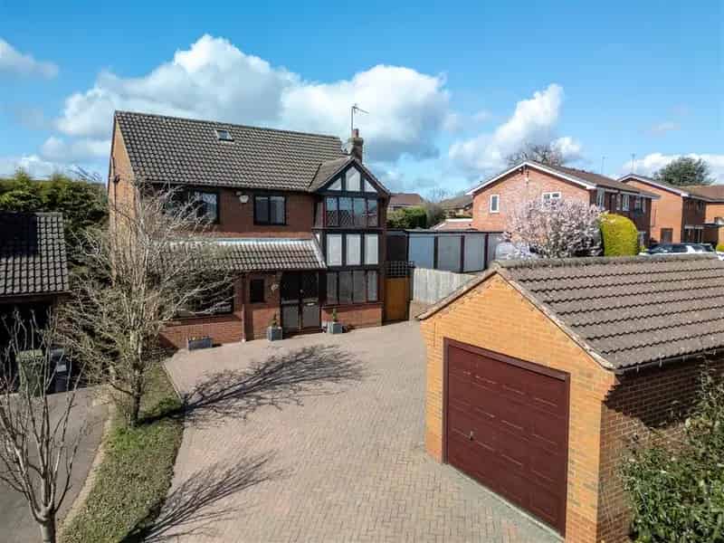 5 Bedroom Detached House for Sale