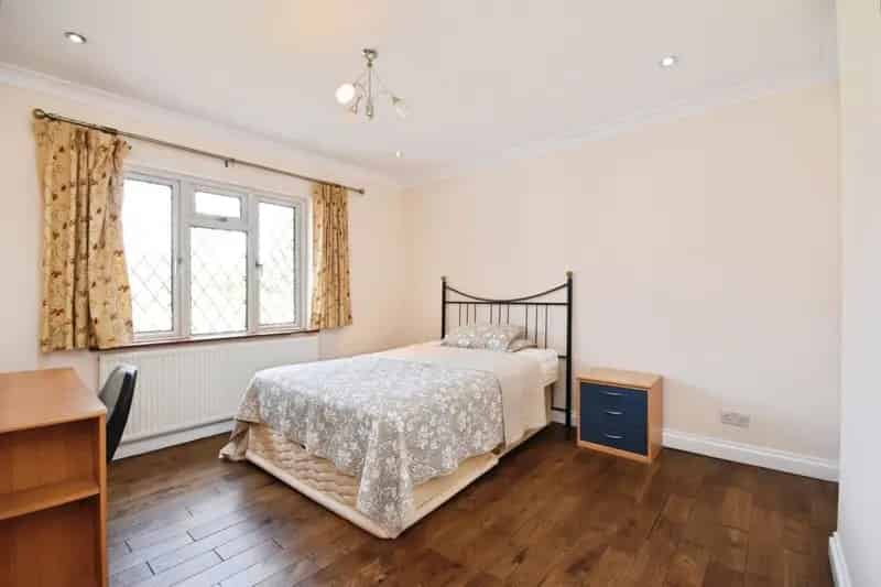 4 Bedroom House in Gidea Park Near Station