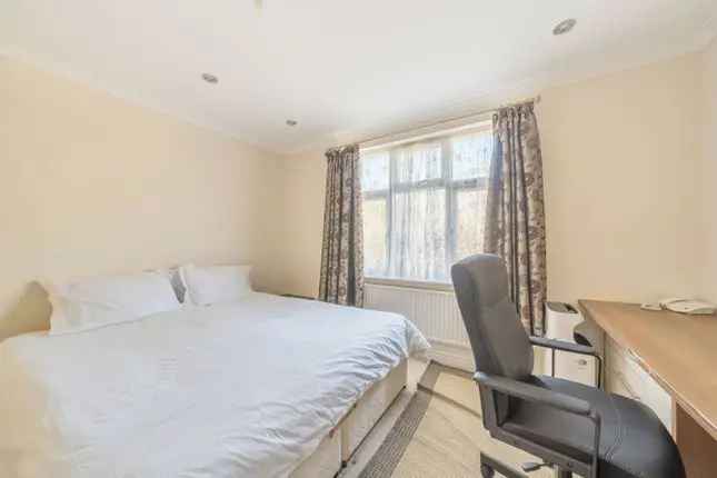 3 Bedroom House Short Let Edgware HA8 Near Amenities