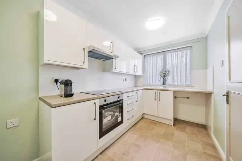 Spacious End Terrace Apartment Near Earls Court