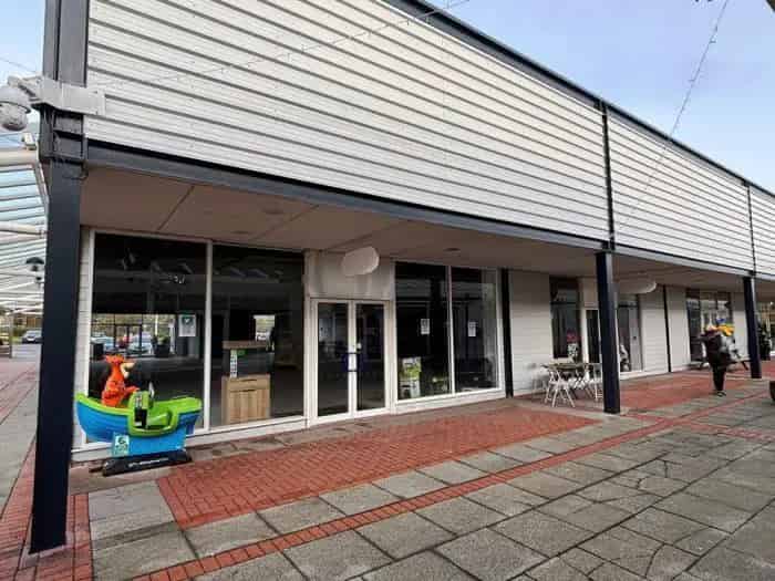 Retail Space in Quality Shopping Center