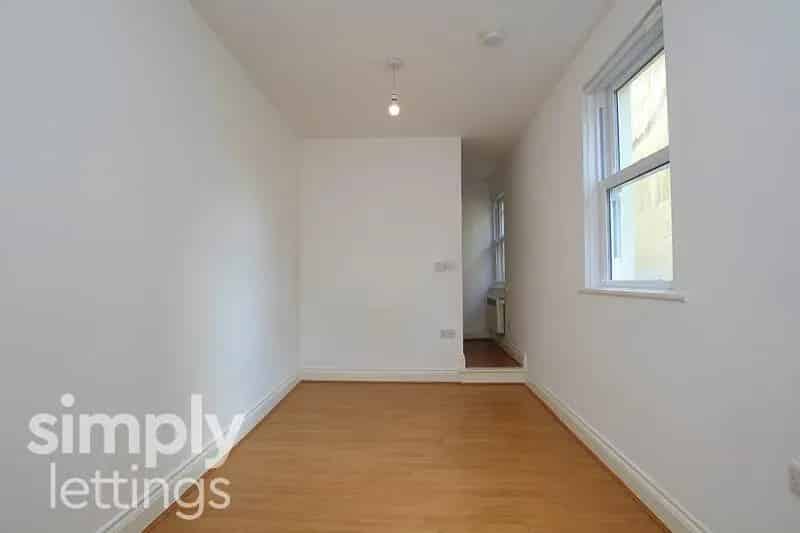 Studio Flat Brighton - Modern, Unfurnished, Water Included
