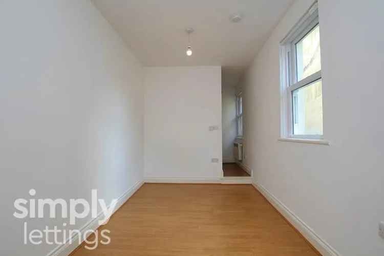 Studio Flat Brighton - Modern, Unfurnished, Water Included