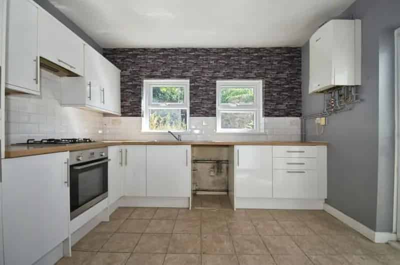 2 Bedroom Mid Terrace House For Sale