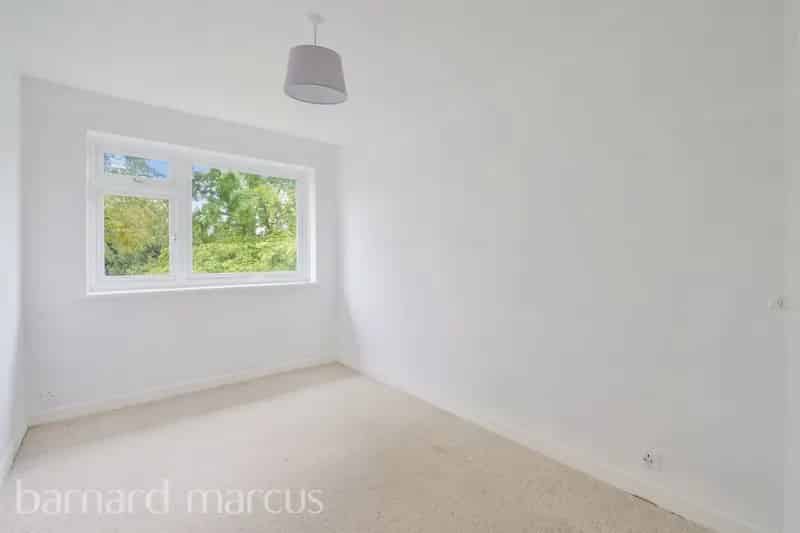 2-Bed Apartment in Reigate Near Schools and Amenities